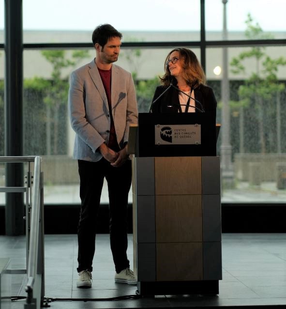 deux-commissaires-exposition-plus-clair